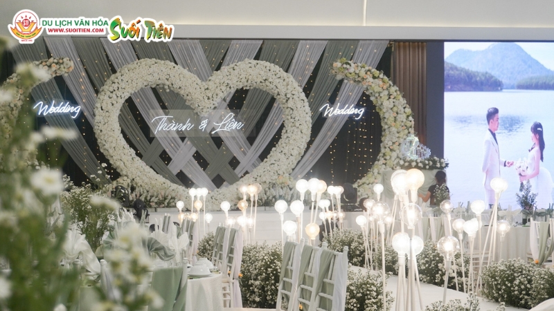 Tiệc cưới trọn gói tại Suối Tiên giúp cô dâu chú rể bày trí lễ đường từ A tới Z