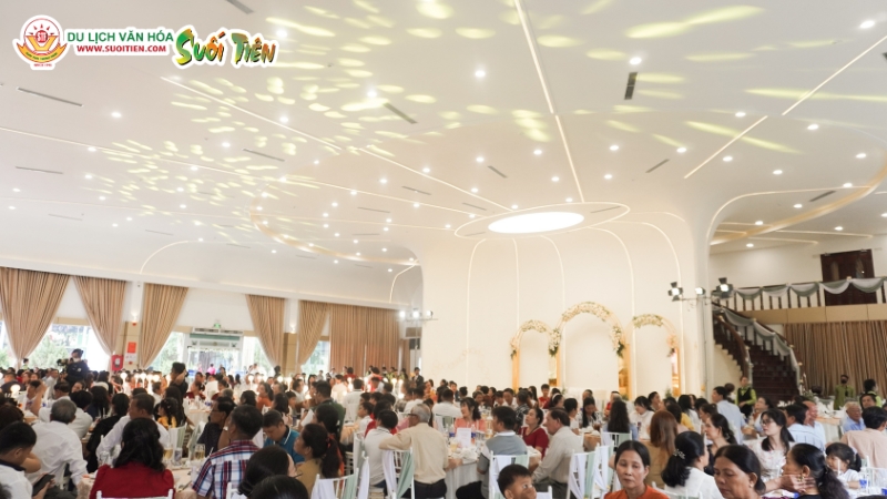 Bạn nên lập danh sách khách mời để ước lượng số lượng bàn tiệc