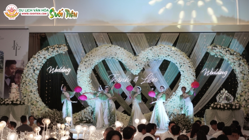 Gói tiệc cưới tùy chỉnh tại Suối Tiên cho phép thiết kế không gian và thực đơn theo ý tưởng riêng