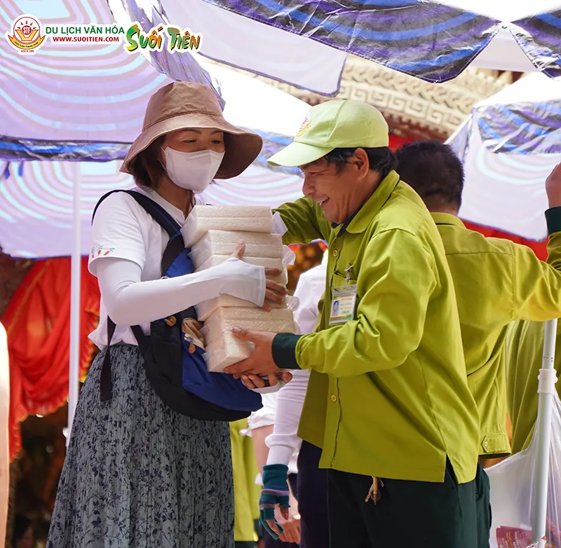 Suối Tiên gửi tặng 15.000 phần lộc đến du khách nhân dịp Giỗ Tổ Hùng Vương