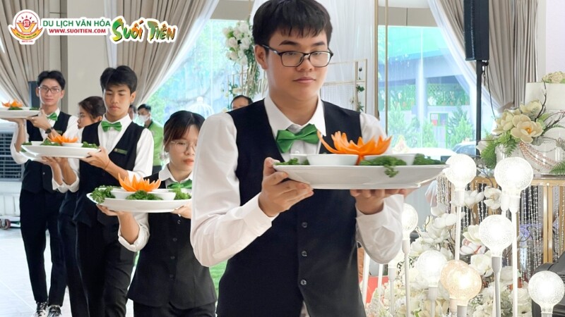 Bộ phận phục vụ đang thực hiện nhiệm vụ trong một sự kiện được diễn ra tại Diamond Palace Suối Tiên 
