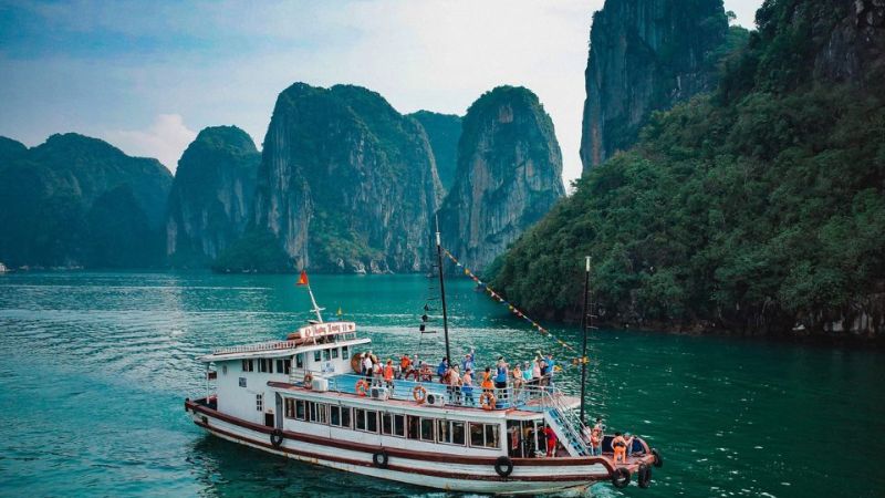 Vịnh Hạ Long tiêu biểu cho những khu du lịch nổi tiếng Việt Nam