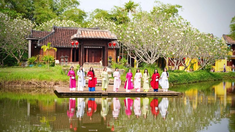 Thưởng lãm áo dài tại điểm tham quan của quận 9 Sài Gòn