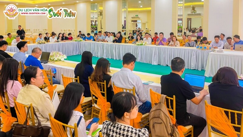 Sắp xếp phòng họp, hội nghị theo hình chữ U giúp diễn giả dễ dàng tương tác với khách mời