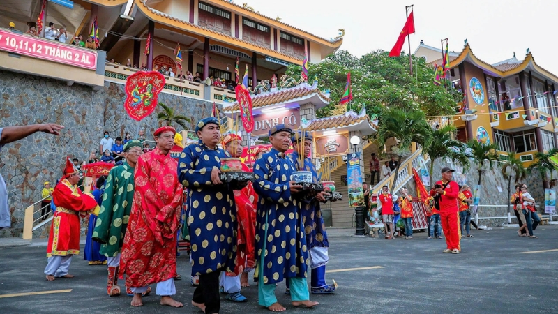 Nghi thức rước Cô trên biển độc đáo, cầu ngư dân ra khơi an toàn, bội thu