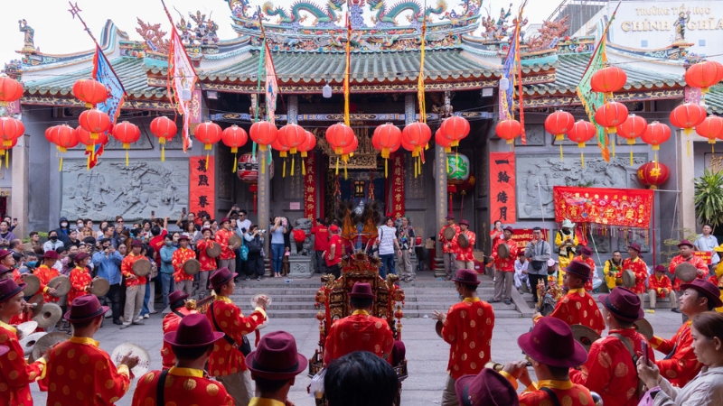 Lễ Nguyên Tiêu Chợ Lớn gồm Lễ hội ánh sáng và Múa Lân Sư Rồng mừng Rằm Tháng Giêng