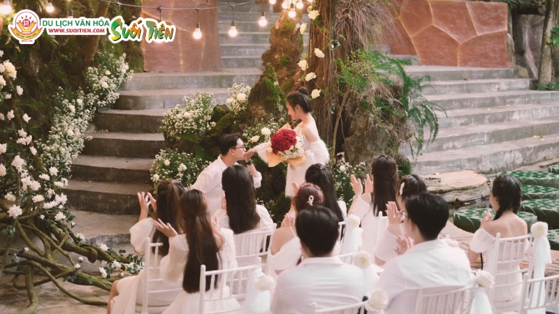 Lời chúc kỷ niệm ngày cưới của bạn bè thể hiện sự quan tâm và tôn trọng