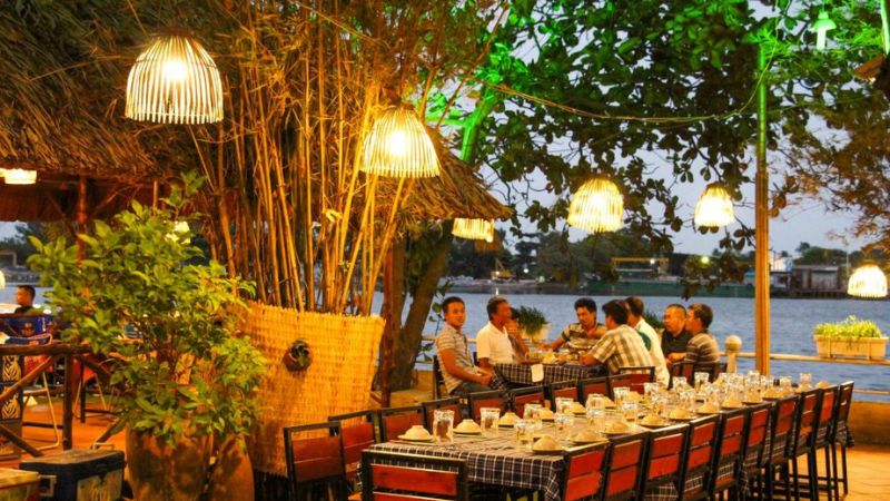 Nh&agrave; h&agrave;ng ven s&ocirc;ng Thủ Đức sở hữu kh&ocirc;ng gian rộng r&atilde;i