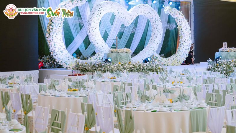Nên lựa chọn sảnh tiệc rộng, có thể thiết kế concept theo nhu cầu