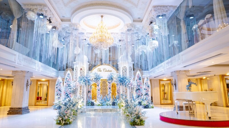 Sảnh tiệc cưới rộng lớn, trần cao lấy cảm hứng lâu đài tại The Chateau