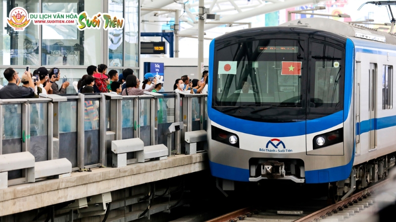 Di chuyển bằng tàu điện Metro đến Suối Tiên giúp bảo vệ môi trường và hạn chế tính trạng kẹt xe