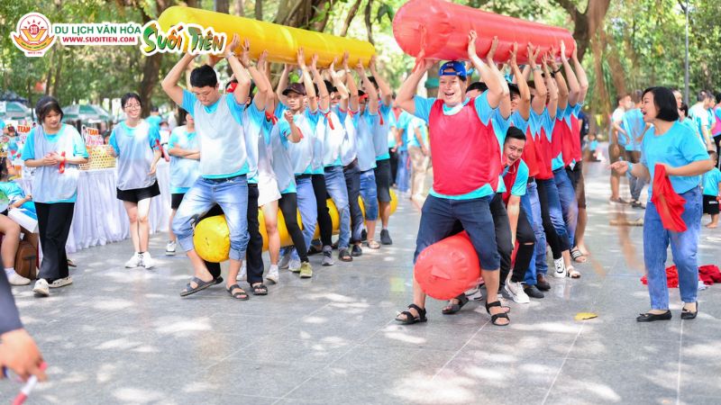 Hình thức team building ngoài trời dễ dàng triển khai nhiều hoạt động vui chơi thú vị