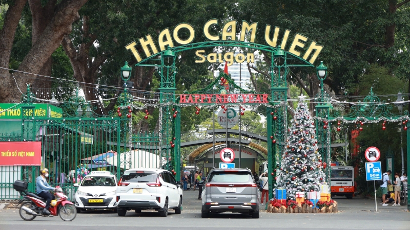 Gửi xe tại cổng ch&iacute;nh gi&uacute;p ra v&agrave;o Thảo Cầm Vi&ecirc;n thuận tiện hơn (Nguồn: Sưu Tầm)