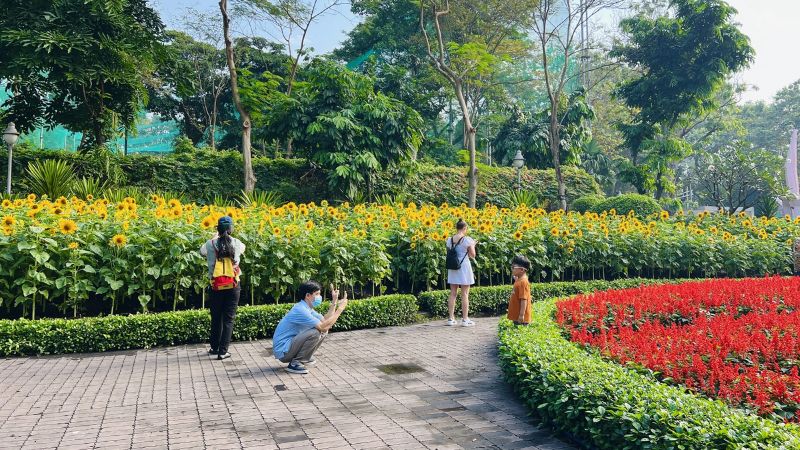 Chụp những bức ảnh kỉ niệm c&ugrave;ng gia đ&igrave;nh, bạn b&egrave; tại Thảo Cầm Vi&ecirc;n S&agrave;i G&ograve;n (Nguồn: Sưu Tầm)
