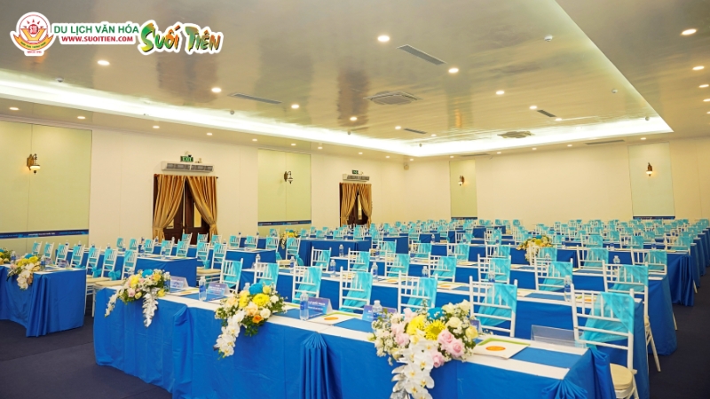 Lựa chọn địa điểm tổ chức hội nghị dựa trên các yếu tố như vị trí, không gian và sức chứa