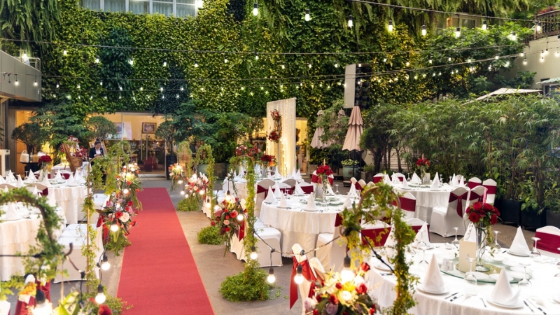  Rex Hotel Saigon sở hữu không gian ngoài trời thoáng mát phù hợp với nhiều sự kiện