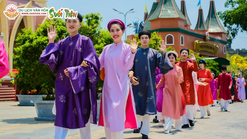 Bạn trẻ trong trang phục dân tộc ấn tượng tham gia Lễ giỗ tổ Hùng Vương diễn ra ở KDL Suối Tiên Bạn trẻ trong trang phục dân tộc ấn tượng tham gia Lễ giỗ tổ Hùng Vương diễn ra ở KDL Suối Tiên