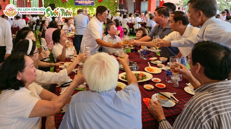 Tổ chức tiệc tất niên cuối năm trọn gói với không gian nhà hàng sang trọng tại Suối Tiên Food Station