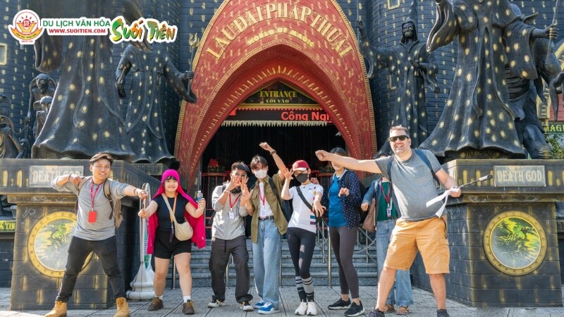 Du khách hào hứng check-in trước Lâu Đài Pháp Thuật tại Suối Tiên