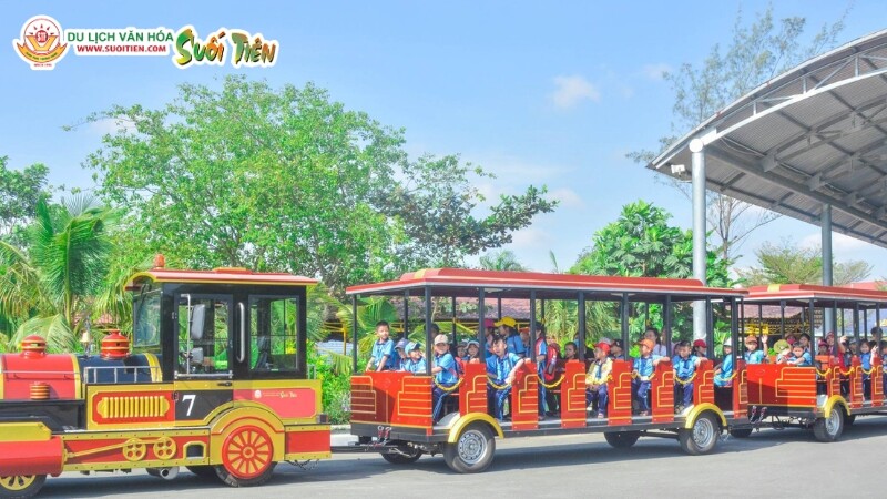 Xe lửa tiện lợi giúp du khách dạo quanh Suối Tiên rộng lớn, thoải mái ngắm nhìn cảnh quan xanh mát
