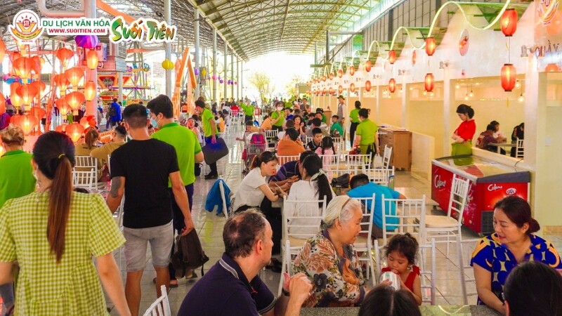 Du khách thưởng thức món ngon trong không gian náo nhiệt, rực rỡ đèn lồng tại khu ẩm thực Suối Tiên