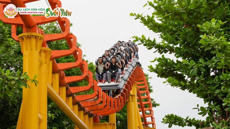 Tốc độ chóng mặt và cảm giác tự do, chinh phục bầu trời với Tàu lượn Sky Bounder tại KDL Suối Tiên