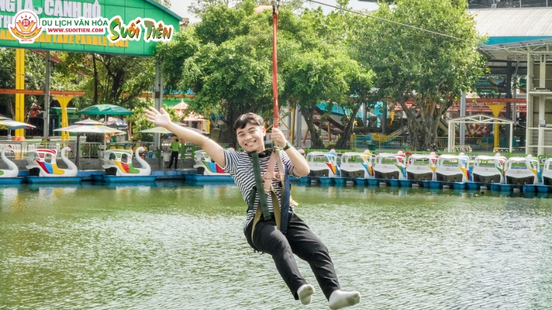 Chiêm ngưỡng cảnh quan từ trên cao với trò Đu dây qua hồ tại Công viên Suối Tiên
