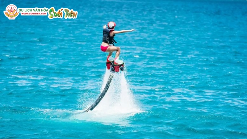 Bay lượn như siêu nhân giữa không trung nhờ động cơ phản lực nước