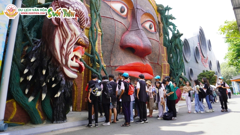 Bên cạnh ngôi nhà ma, Bí mật rừng Phù Thủy cũng là điểm đến trải nghiệm cảm giác kinh dị thú vị tại Công viên văn hóa Suối Tiên