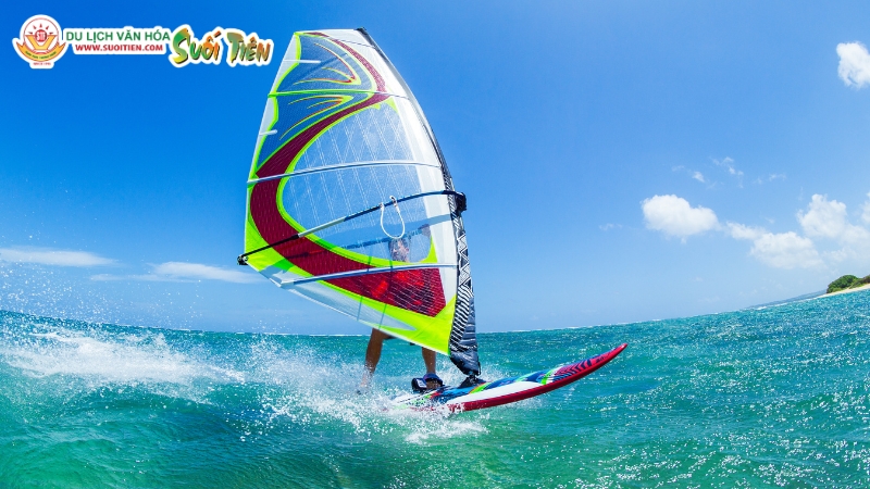 Chinh phục đầu sóng, rèn luyện sự khéo léo và tốc độ khi chơi lướt ván trên biển