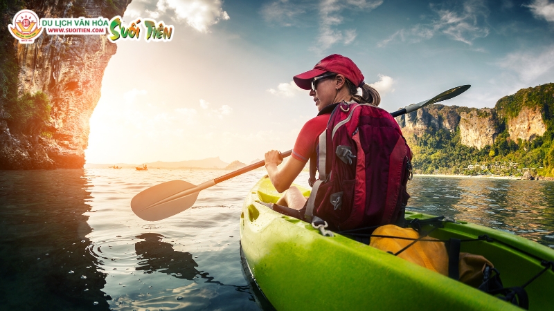 Chèo thuyền Kayak để ngắm cảnh thiên nhiên rất thú vị 