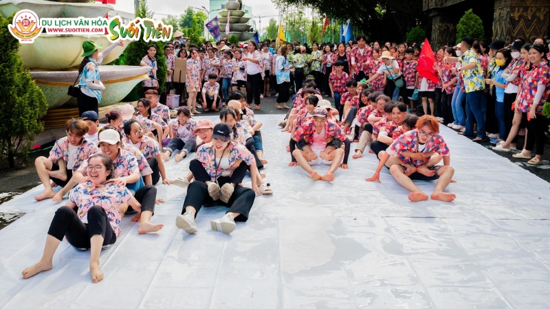 Đường trượt xà phòng đặt ra nhiều thử thách cho người tham gia Đường trượt xà phòng đặt ra nhiều thử thách cho người tham gia