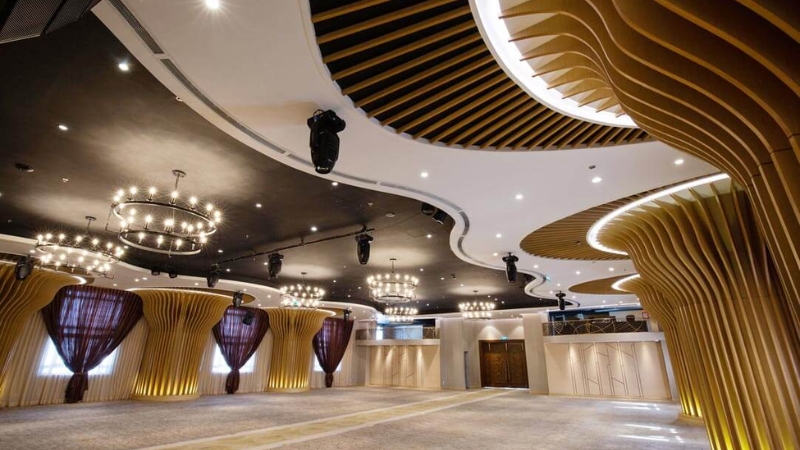 Asiana Plaza nổi tiếng với những sảnh tiệc được thiết kế theo cảm hứng từ các loài hoa và đá quý