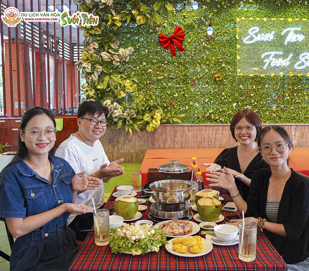 Đến Suối Tiên thưởng thức món Lẩu Phụng Ô Trái Dừa Trường Thọ, bạn thử chưa?