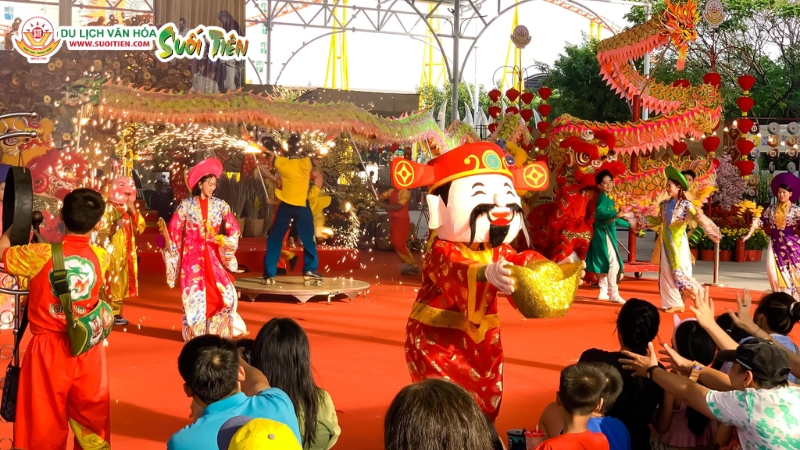 Xu hướng tiệc liên hoan cuối năm gợi nhớ Tết xưa mang đậm giá trị văn hóa truyền thống