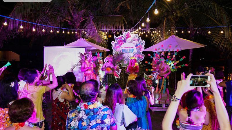 Hawaii Night mang đến không gian nhiệt đới sôi động cho đêm tiệc (Nguồn: Sưu tầm)