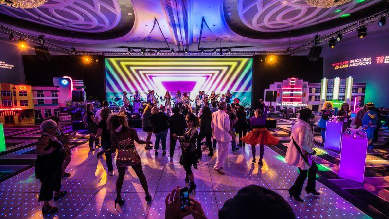 Retro 80s tái hiện phong cách hoài niệm với bầu không khí trẻ trung và rực rỡ (Nguồn: Sưu tầm)